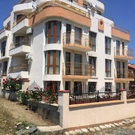 Private Studio - Intsaraki - סבטי ולאס